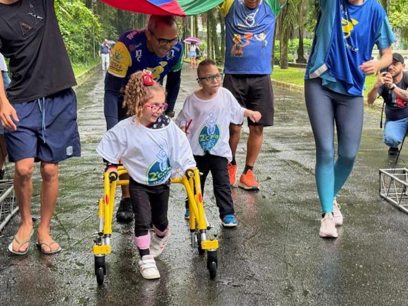 Corrida Inclusão ao Inverso integra pessoas com e sem deficiência em Santos
