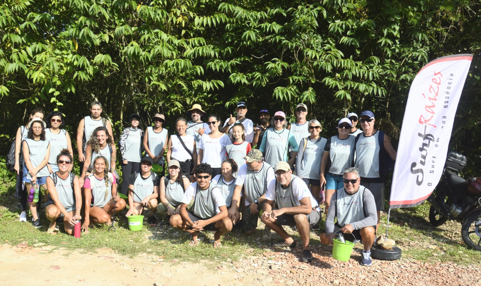 Projeto Surf Raízes realizou coleta da resíduos da Praia do Itaquitanduva