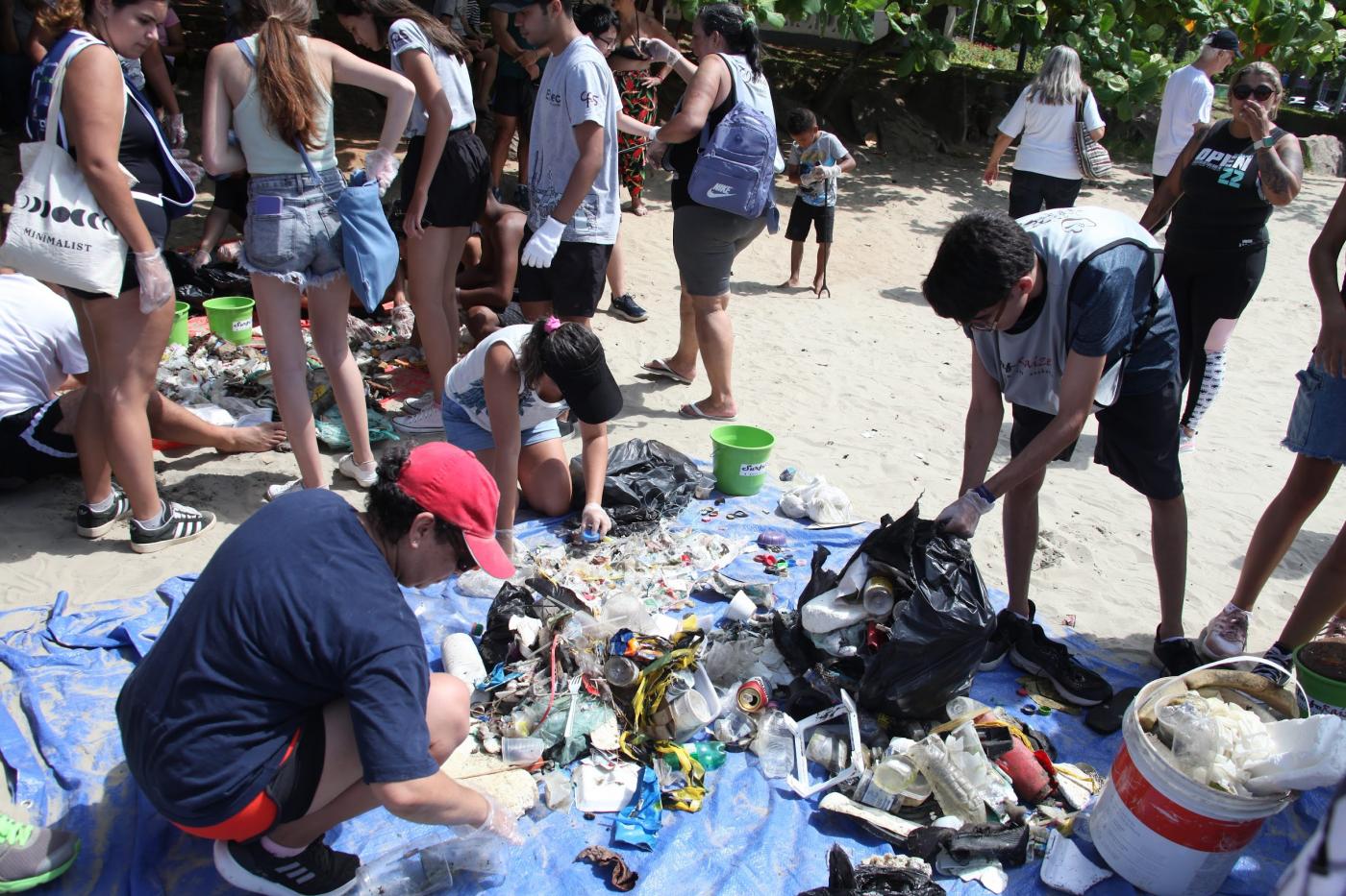 Mutirão ambiental retira mais de 90 quilos de sujeira da praia em Santos