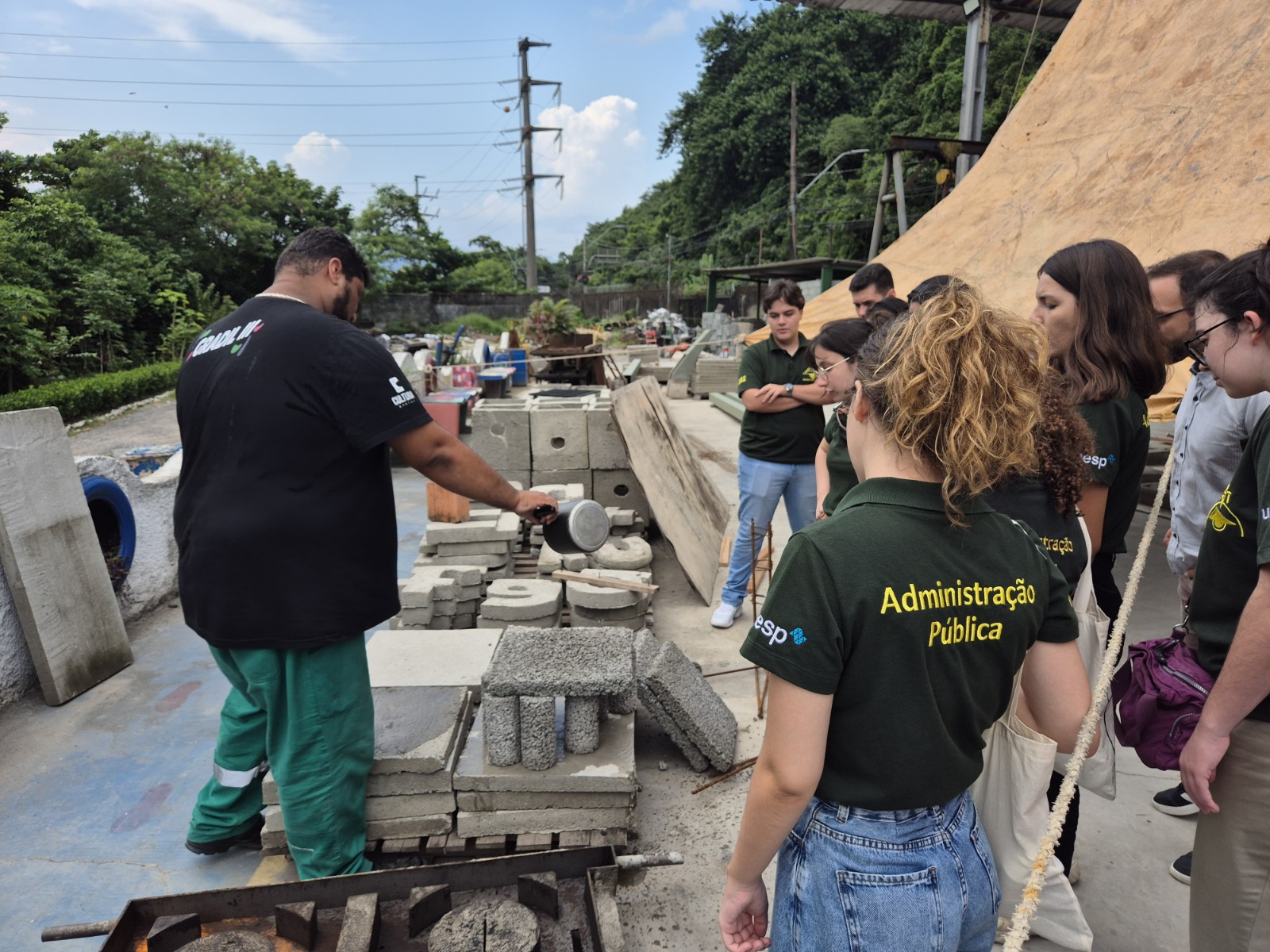 Universitários conhecem iniciativas sustentáveis de Santos