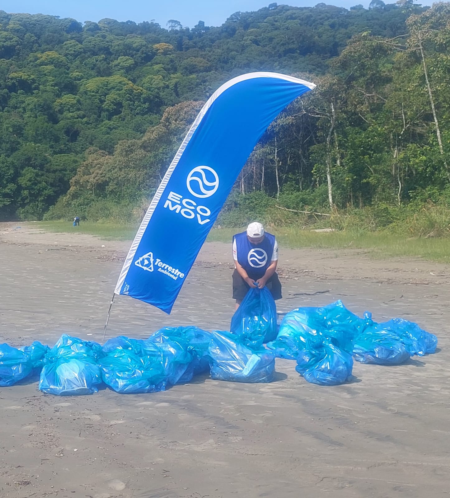 Ação de limpeza de praia retira mais 180 quilos de lixo marinho de Unidade de Conservação de SV