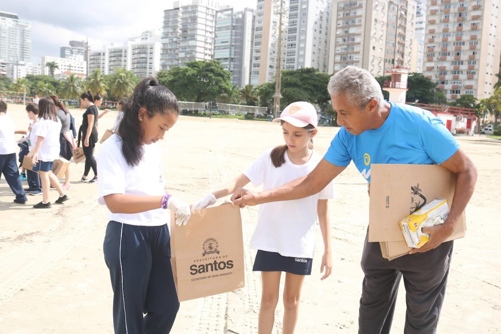 Alunos de escola de Santos celebram o Dia da Terra com conscientização ambiental