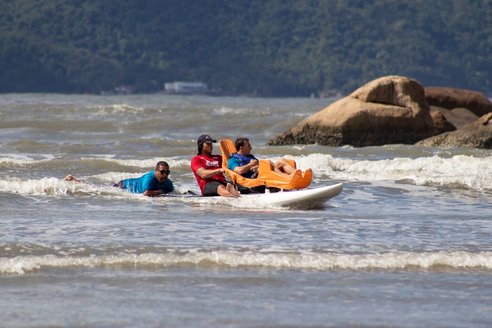 Surf Inclusivo: Projeto promove inclusão e qualidade de vida através do surf adaptado em São Vicente