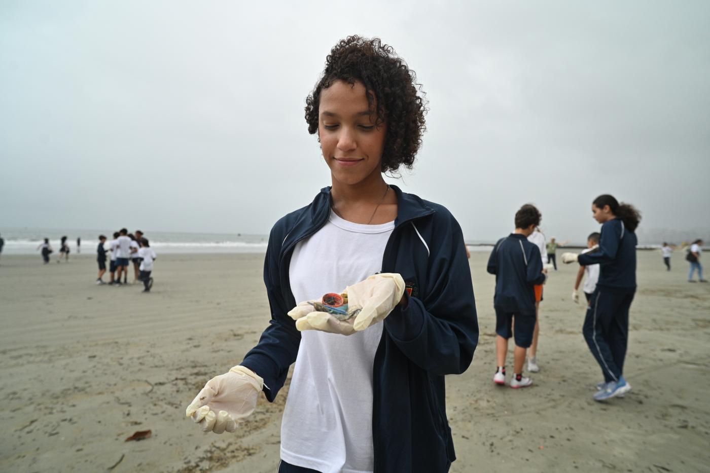 Estudantes de Santos recolhem lixo na praia e aprendem sobre impactos ambientais no Aquário
