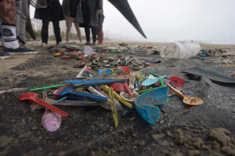 Mutirão de limpeza na Praia do Gonzaga reúne voluntários neste sábado