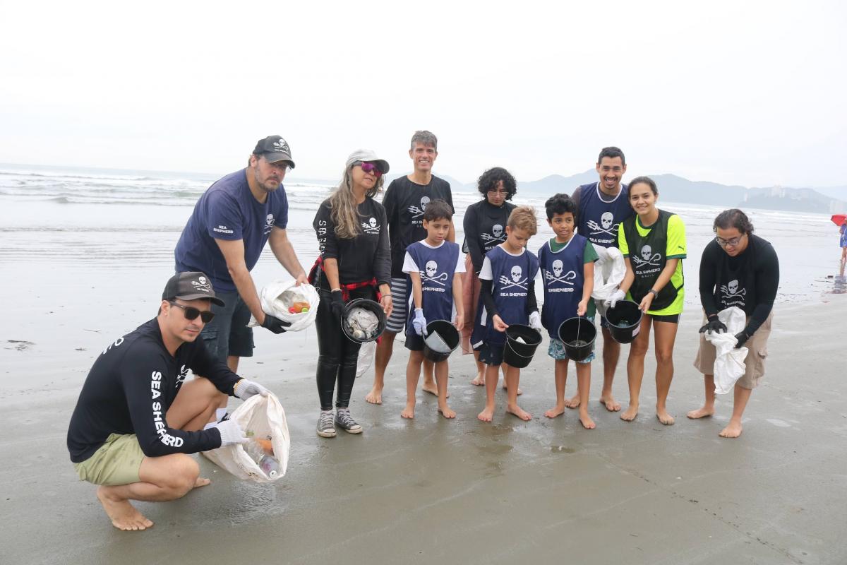 Semana do Meio Ambiente se encerra em Santos com limpeza na praia em defesa dos oceanos