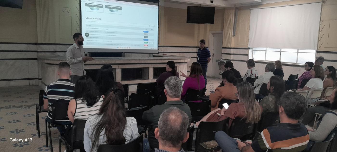 Treinamento prepara servidores de Santos para uso de sistema de dados do Plano de Metas