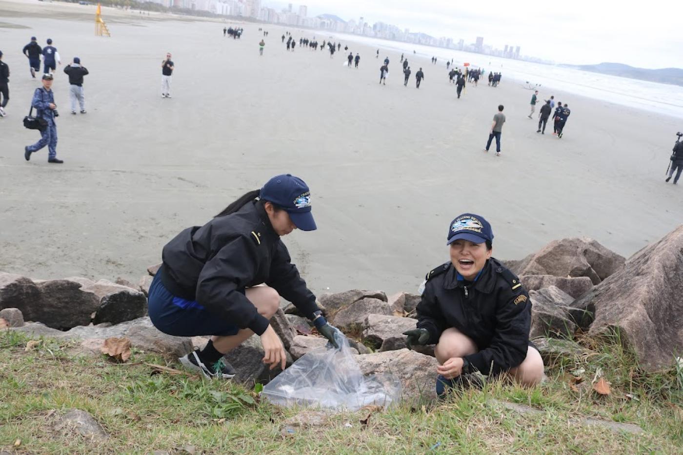 Oficiais japoneses participam de mutirão de limpeza na praia de Santos