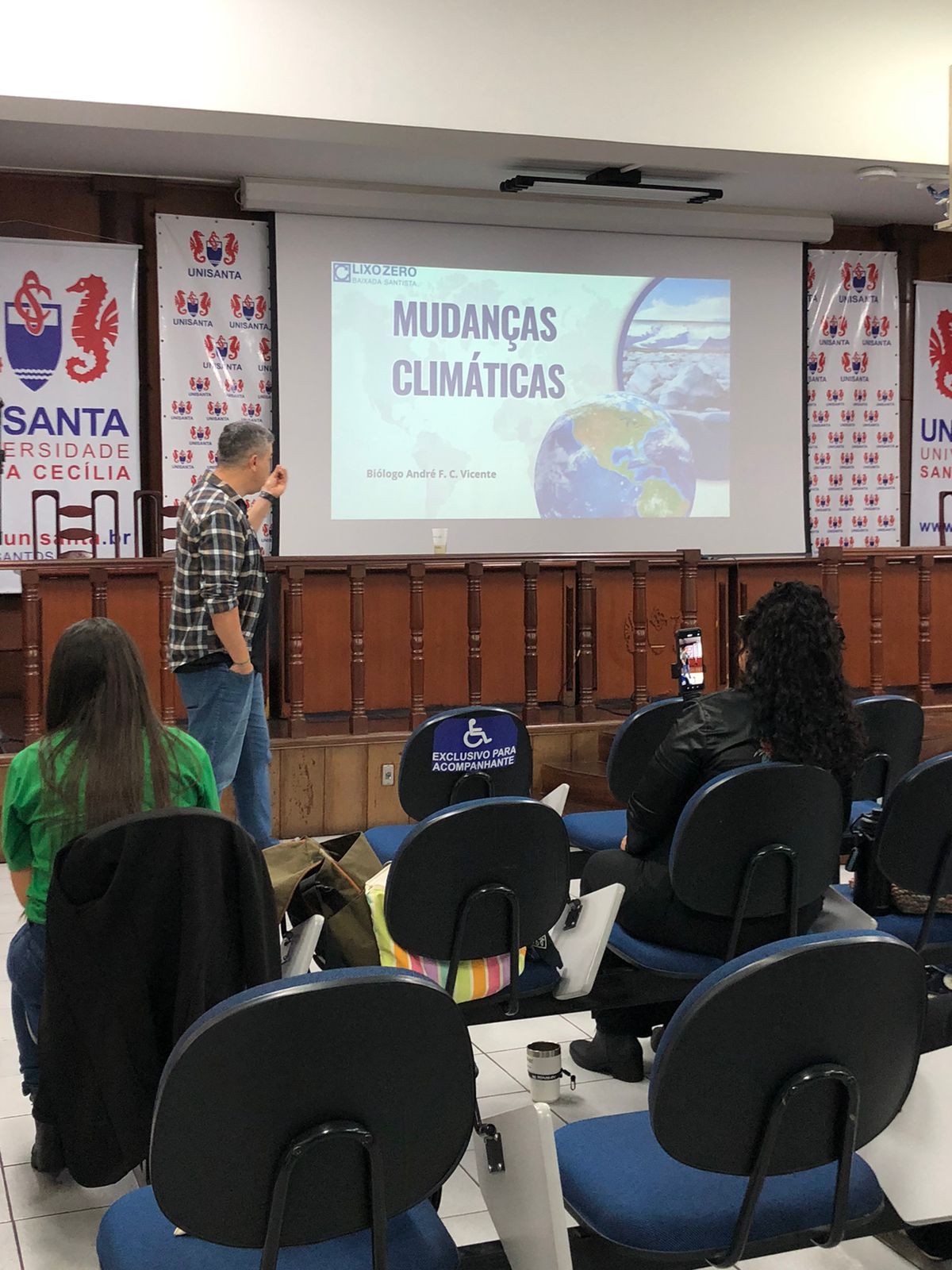 Formação de educação ambiental aborda temas ligados a mudanças climáticas e preservação em Santos