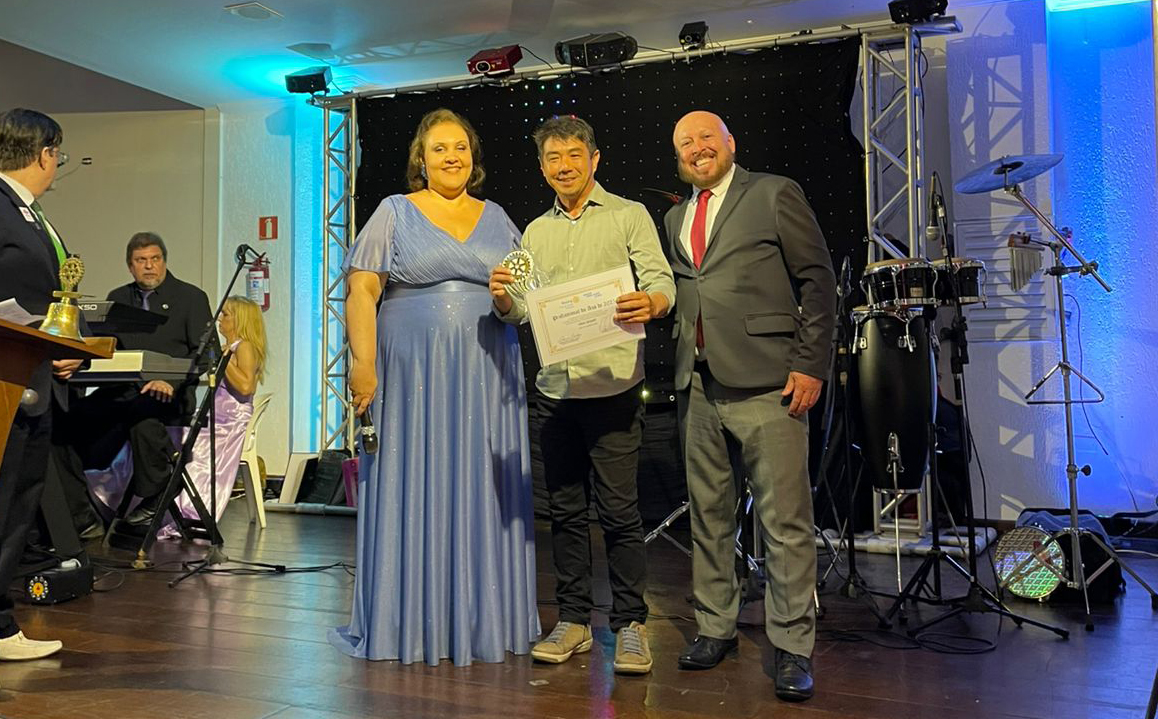 Representante da Prefeitura recebe Prêmio de Profissional do Ano 2025