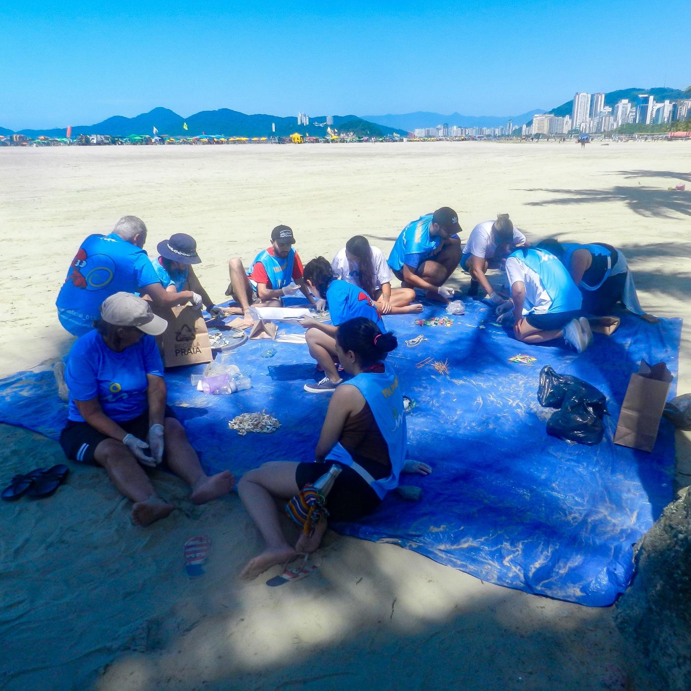 Mutirões realizam limpeza nas praias de Santos