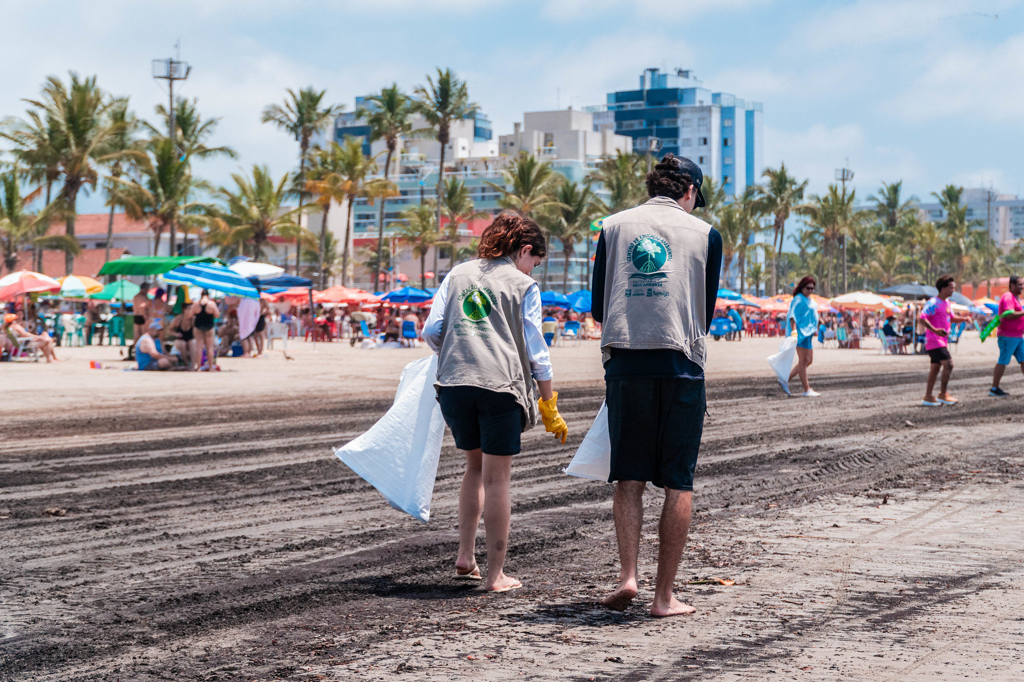 Mutirão de limpeza e conscientização ambiental mobilizou Praia da Enseada e Cantão do Indaiá, em Bertioga
