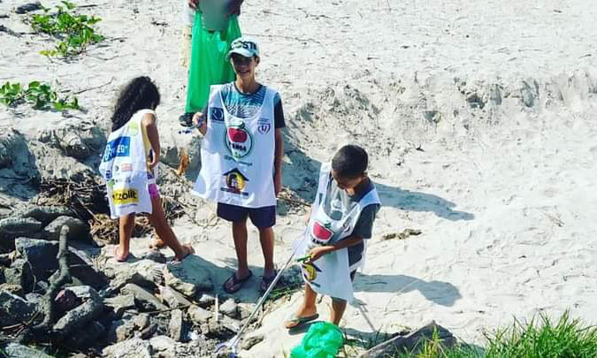 Grupo Pitanga: Mutirão de Limpeza de Praia mobiliza comunidade em Itanhaém