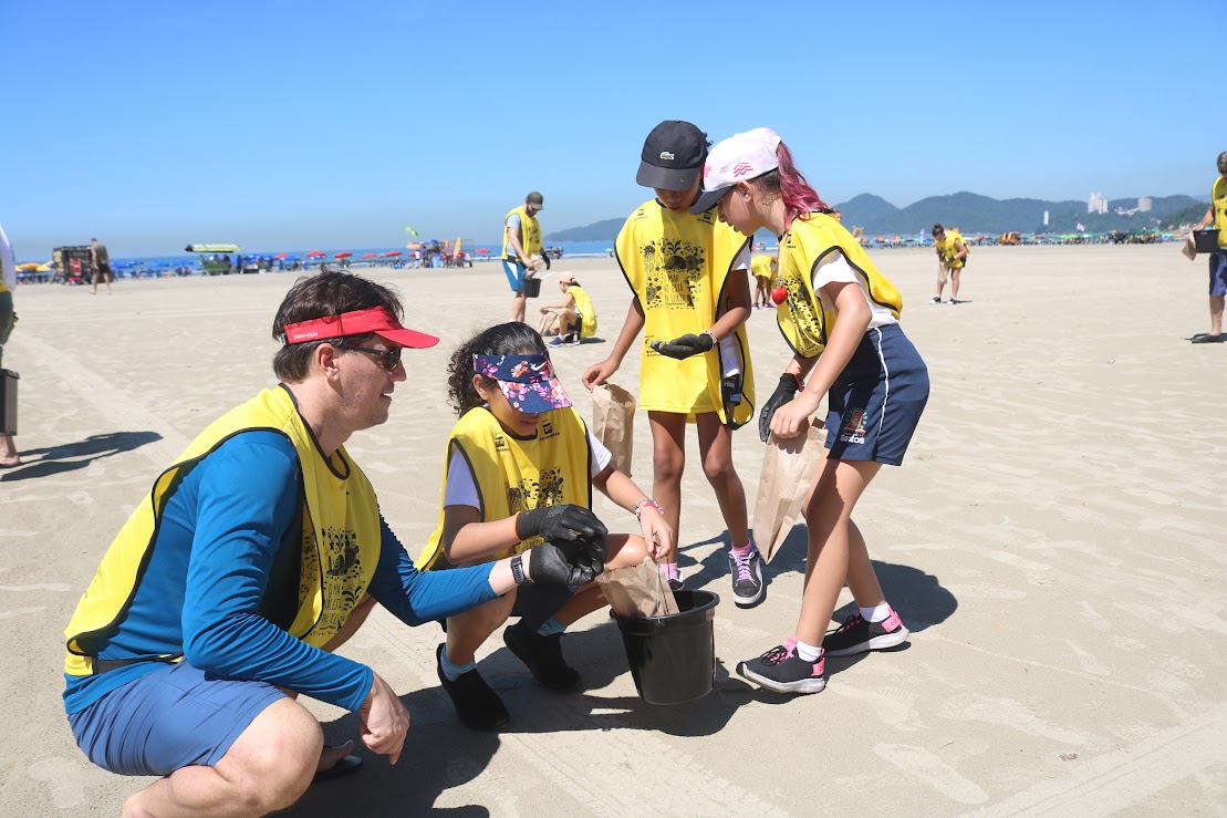 Com a colaboração de alunos da rede municipal de Santos, mutirão recolhe 30kg de microlixo na praia
