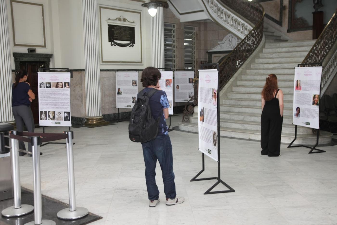 Exposição na Prefeitura de Santos conscientiza sobre a violência contra a mulher