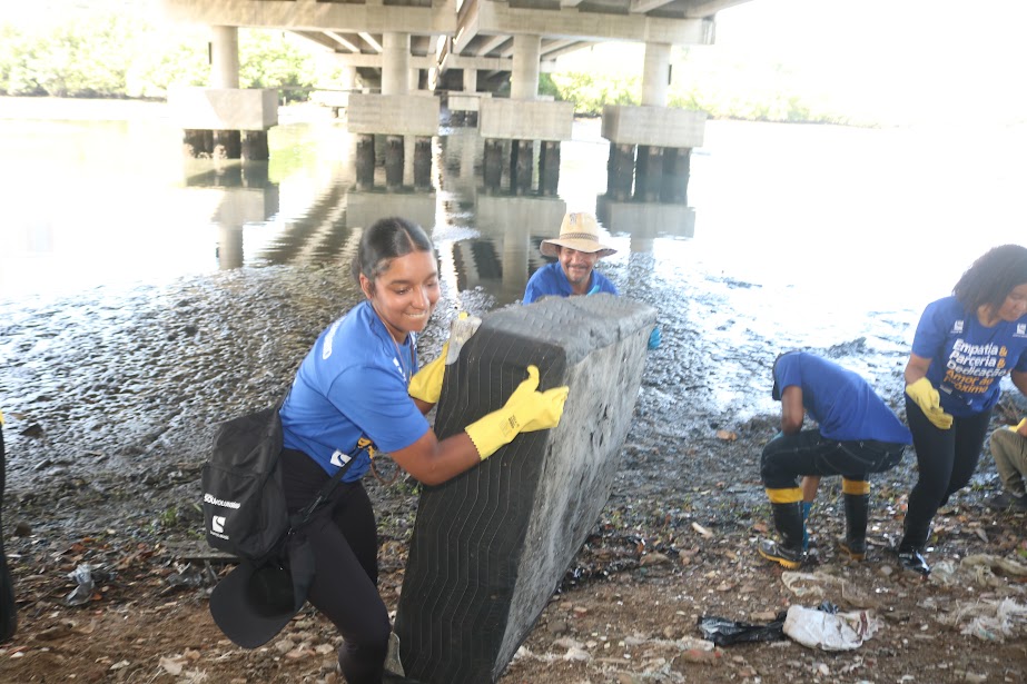 Ação ambiental instala nova ecobarreira e retira 1,9 mil kg de lixo do São Manoel, em Santos